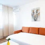 Soni Exclusive 137 Plaza With Private Parking & Self Check-in