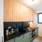 Soni Exclusive 137 Plaza With Private Parking & Self Check-in Apartament